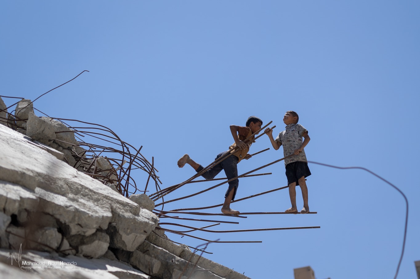 https://newyorkwarcrimes.com/media/pages/hanging-in-the-balance/1f45b9d885-1784247952/atopsteelbars.jpg
